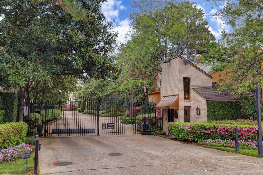 10 S Briar Hollow Ln Unit 15, Houston, TX 77027 - view of gate
