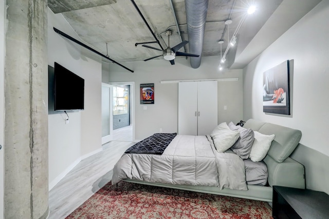 2000 Bagby St Unit 5426, Houston, TX 77002 - bedroom featuring wood finished floors, a closet, ceiling fan, and baseboards