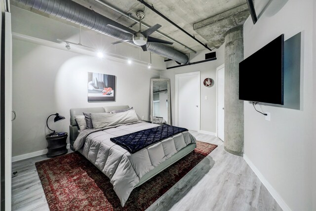 2000 Bagby St Unit 5426, Houston, TX 77002 - bedroom featuring light wood-type flooring, baseboards, and ceiling fan