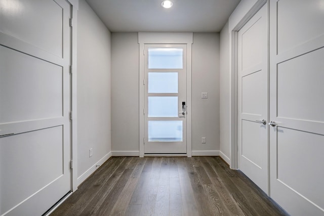 1203 Hickory St Unit D, Houston, TX 77007 - entryway with dark wood finished floors, baseboards, and recessed lighting