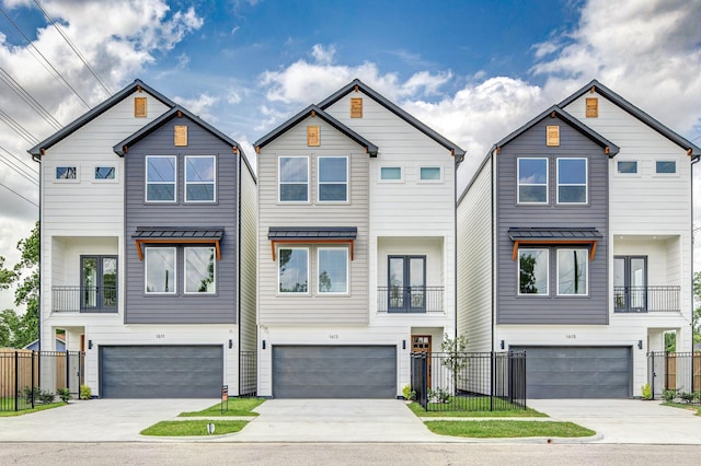 1613 Erin St, Houston, TX 77009 - view of front facade featuring a garage and driveway
