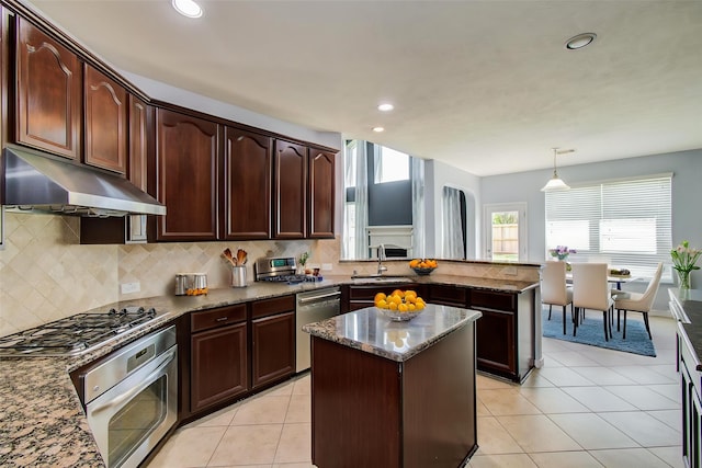 6410 Drayton Hall, Missouri City, TX 77459 - kitchen with appliances with stainless steel finishes, under cabinet range hood, a sink, a peninsula, and plenty of natural light