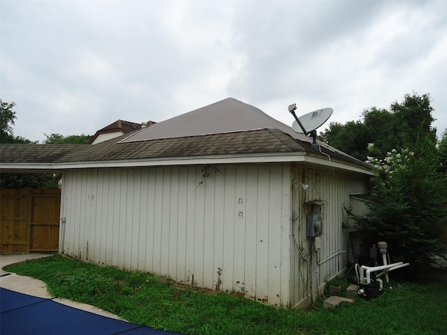 3823 Kiamesha Dr, Missouri City, TX 77459 - view of side of home with a shingled roof and a gate
