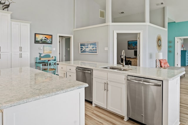209 Anchor Ranch Rd, Trinidad, TX 75163 - kitchen with stainless steel dishwasher, a sink, a kitchen island with sink, light wood-style floors, and high vaulted ceiling