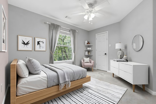 137 E Summerhaze Cir, The Woodlands, TX 77382 - bedroom with baseboards and a ceiling fan