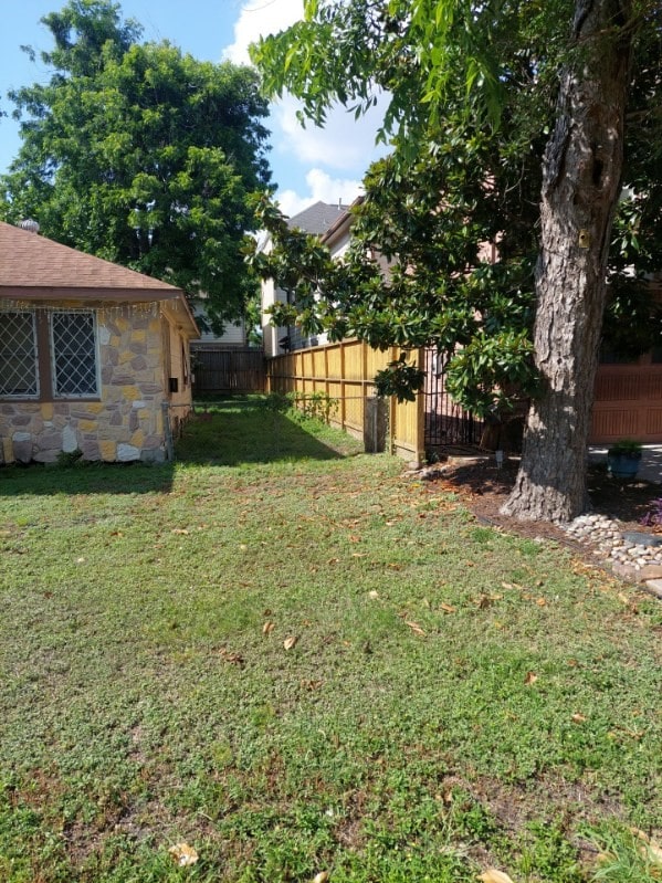 5114 Eigel St, Houston, TX 77007 - view of yard