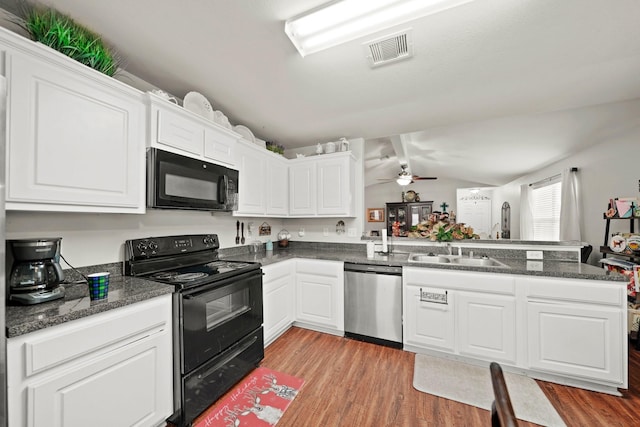 4603 Poppy Crest Ct, Richmond, TX 77469 - kitchen with black appliances, a sink, light wood-type flooring, a peninsula, and vaulted ceiling