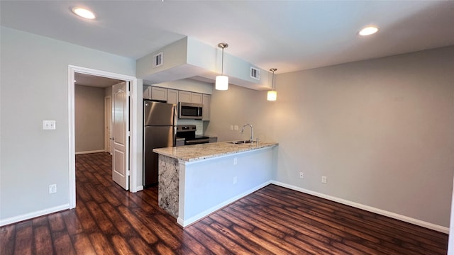 5333 Richmond Ave Unit 16, Houston, TX 77056 - kitchen with stainless steel appliances, a peninsula, dark wood-style floors, baseboards, and a sink