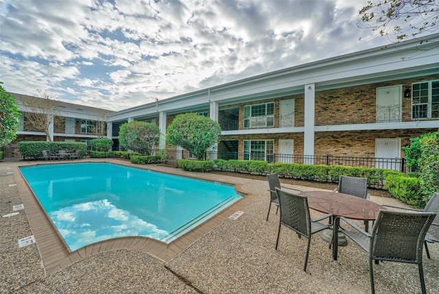 5333 Richmond Ave Unit 16, Houston, TX 77056 - community pool with a patio and outdoor dining space