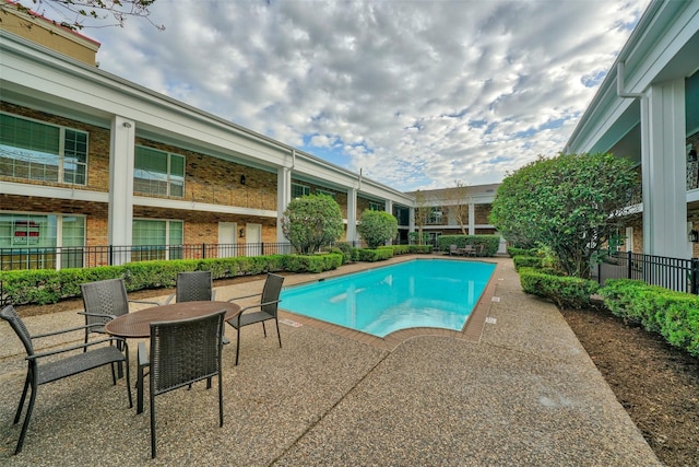 5333 Richmond Ave Unit 16, Houston, TX 77056 - view of swimming pool featuring a patio
