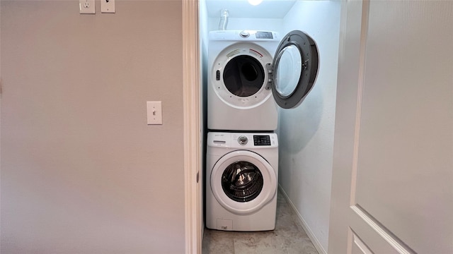 5333 Richmond Ave Unit 16, Houston, TX 77056 - laundry area with stacked washer / dryer and baseboards