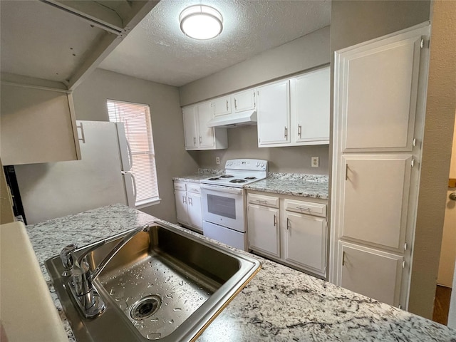 10555 Turtlewood Ct Unit 610, Houston, TX 77072 - kitchen featuring white appliances, under cabinet range hood, a sink, white cabinetry, and a textured ceiling