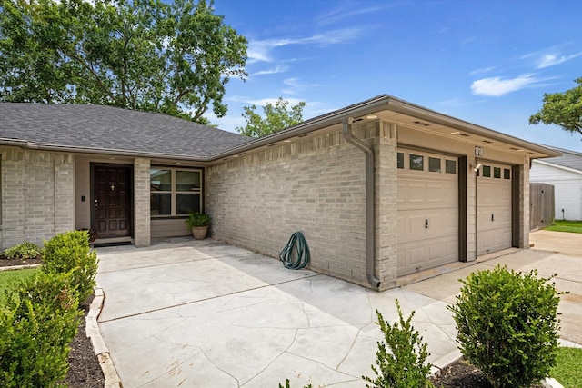 1018 W Castlewood Ave, Friendswood, TX 77546 - view of garage