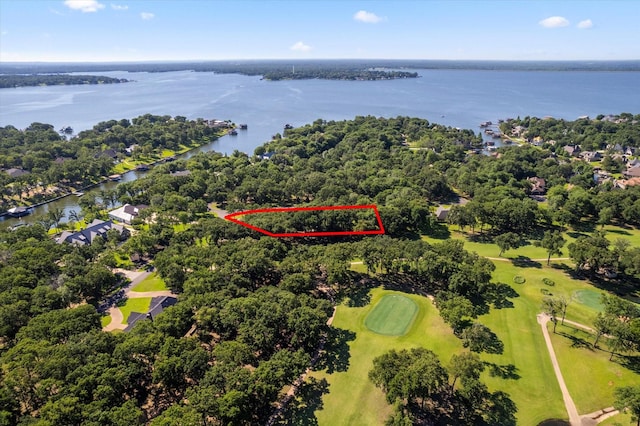 181 Saint Andrews Dr, Mabank, TX 75156 - aerial view of property and surrounding area featuring a nearby body of water, property parcel outlined, a golf course, and a tree filled landscape