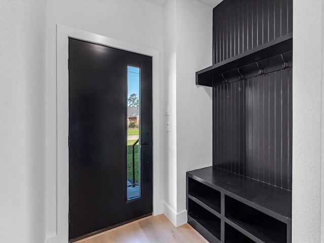 10732 Twin Oaks Dr, Conroe, TX 77385 - mudroom with wood finished floors and baseboards