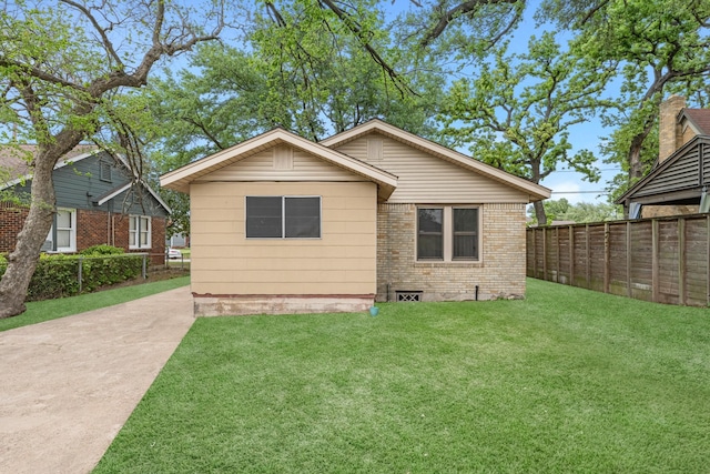 512 Gale St, Houston, TX 77009 - view of front of home featuring brick siding