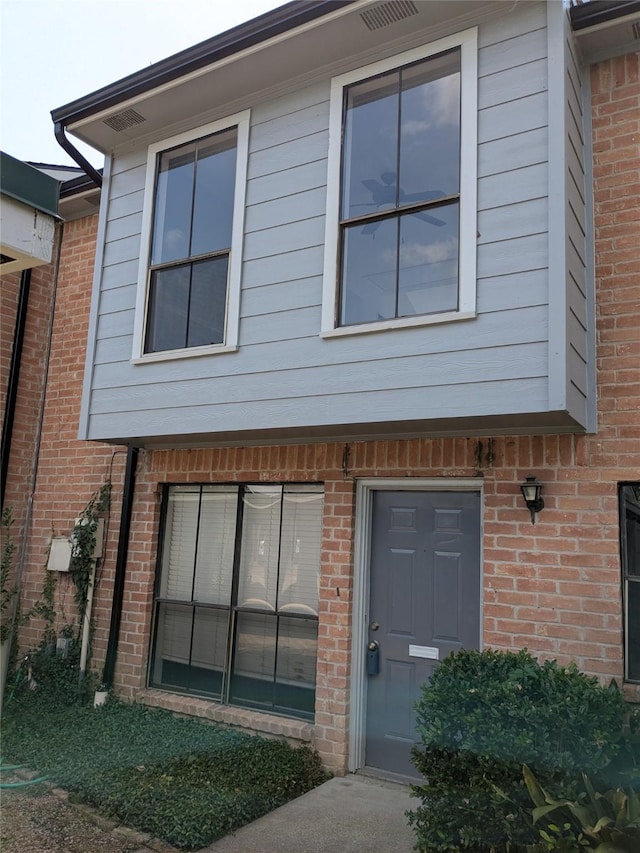 782 Worthshire St, Houston, TX 77008 - property entrance featuring brick siding