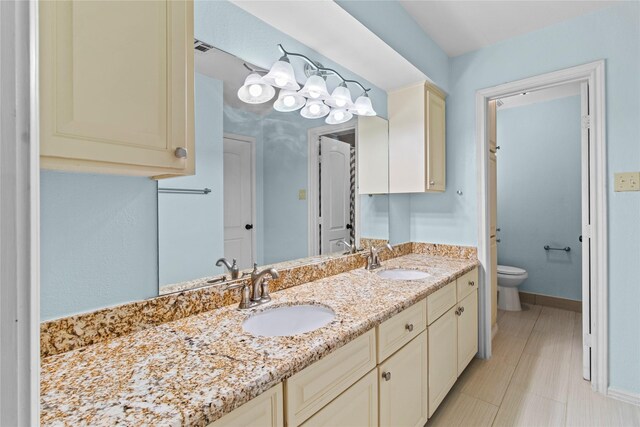 5610 Oakhaven Ln, Houston, TX 77091 - bathroom with toilet, double vanity, and baseboards