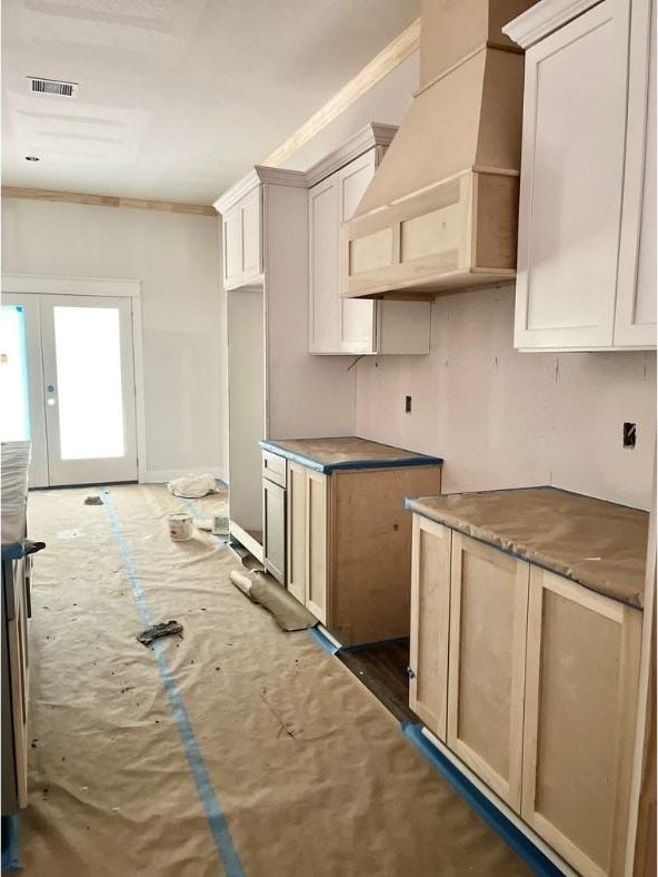 10730 Vinson St, Beaumont, TX 77713 - kitchen with crown molding and custom range hood