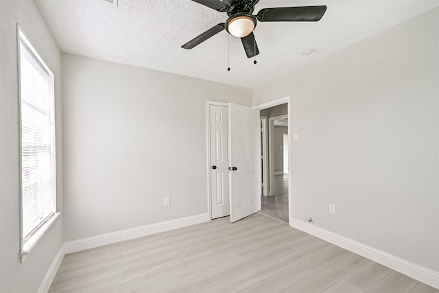 5007 Northridge Dr, Houston, TX 77033 - unfurnished bedroom with light wood-type flooring, baseboards, a ceiling fan, and a closet