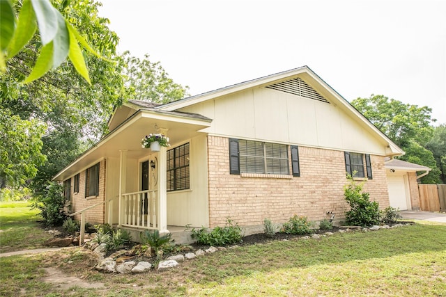 215 Edward Ln, Brenham, TX 77833 - view of front facade featuring brick siding, a front lawn, and an attached garage