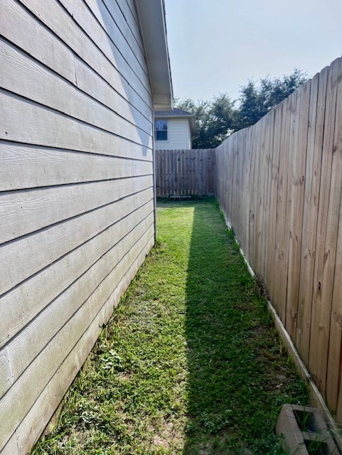 7907 Owl Ln, Baytown, TX 77523 - view of yard