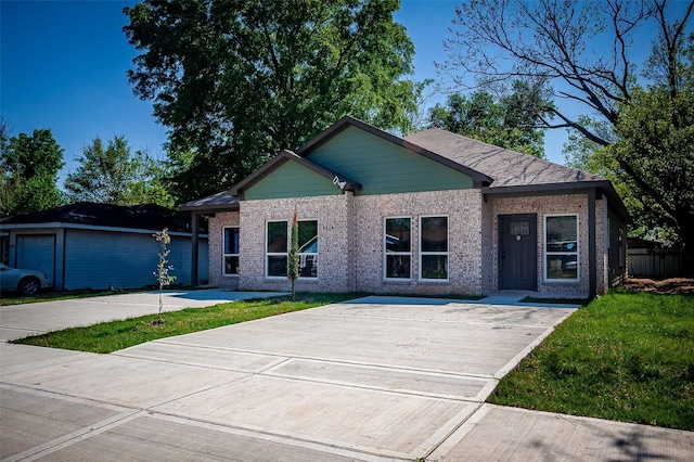 5714 Pershing St A/B, Unit A/B Houston, TX 77033 - ranch-style home featuring a front lawn and brick siding