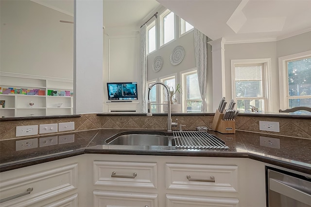 8807 Stones Throw Ln, Missouri City, TX 77459 - kitchen featuring crown molding, decorative backsplash, white cabinetry, a sink, and dishwasher