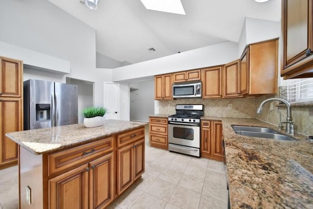 1223 Berrystone Trl, Missouri City, TX 77459 - kitchen featuring appliances with stainless steel finishes, a sink, brown cabinets, tasteful backsplash, and high vaulted ceiling