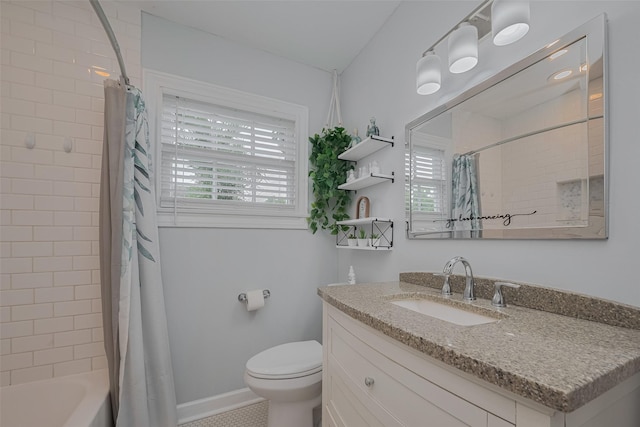 810 Stubbs St, La Marque, TX 77568 - full bath featuring toilet, vanity, shower / bath combination with curtain, and baseboards
