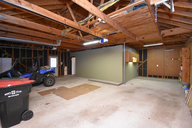 3911 Fielder Cir, Missouri City, TX 77459 - garage featuring a garage door opener