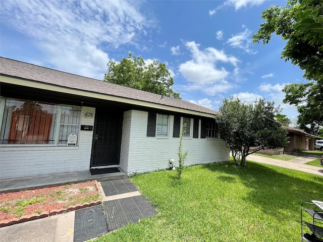 4118 Ebbtide Dr, Houston, TX 77045 - ranch-style house featuring brick siding and a front yard