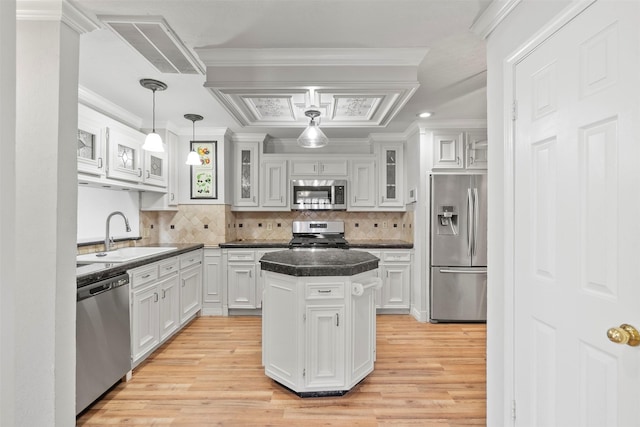 15034 Elstree Dr, Channelview, TX 77530 - kitchen with stainless steel appliances, a sink, dark countertops, light wood-type flooring, and a center island