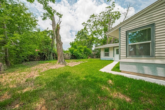 6058 Lyndhurst Dr, Houston, TX 77033 - view of grassy yard