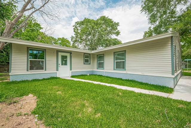 6058 Lyndhurst Dr, Houston, TX 77033 - view of front of home featuring a front lawn