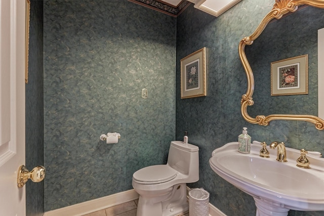 5211 Rothchilde Ct, Houston, TX 77069 - bathroom featuring a sink, toilet, tile patterned floors, and baseboards