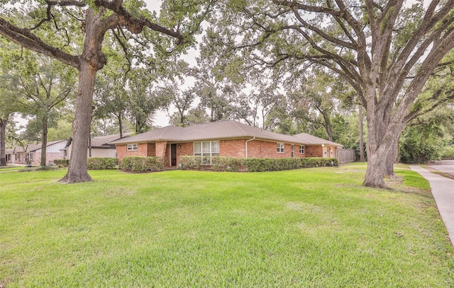 6235 Queenswood Ln, Houston, TX 77008 - ranch-style house featuring brick siding and a front lawn