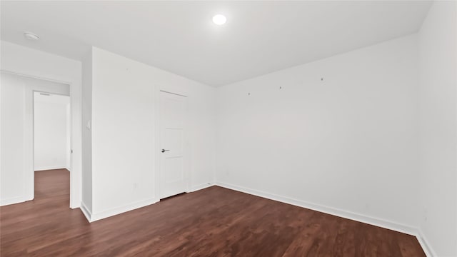 14304 Sweet Meadow Trl, Conroe, TX 77384 - empty room with dark wood-style flooring, baseboards, a smoke detector, and recessed lighting