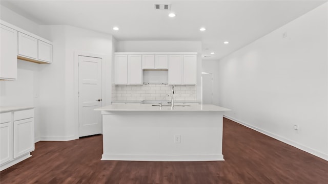 14304 Sweet Meadow Trl, Conroe, TX 77384 - kitchen featuring an island with sink, tasteful backsplash, dark wood-style floors, white cabinets, and recessed lighting