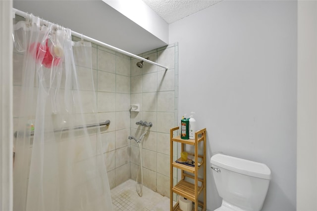 10722 Glenway Dr, Houston, TX 77070 - full bath with toilet, tiled shower, and a textured ceiling