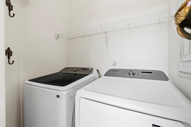 3615 Hempstead Villa Dr, Houston, TX 77008 - laundry room with washer and dryer