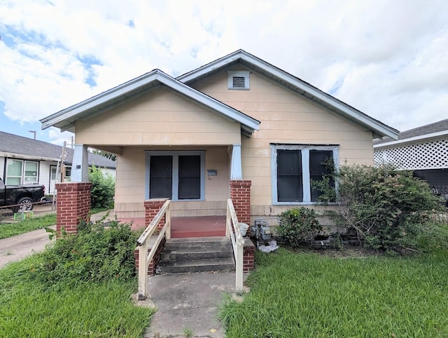 622 Gazin St, Houston, TX 77020 - view of front facade with a porch
