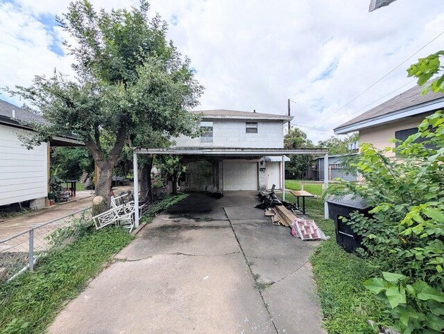 622 Gazin St, Houston, TX 77020 - view of front facade with concrete driveway