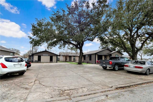 1916 Holloman Dr, Port Lavaca, TX 77979 - ranch-style home featuring uncovered parking