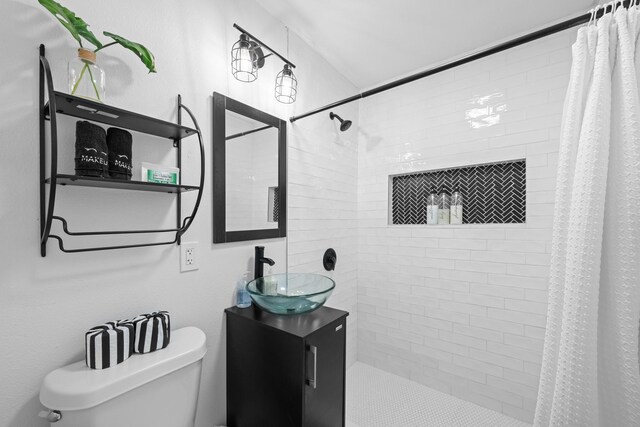 729 Kyle St, Angleton, TX 77515 - bathroom featuring toilet, tiled shower, and vanity