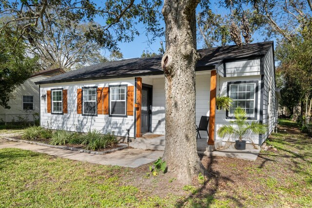 729 Kyle St, Angleton, TX 77515 - bungalow featuring covered porch and a front lawn