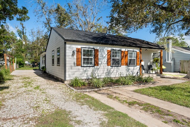 729 Kyle St, Angleton, TX 77515 - bungalow-style house with gravel driveway