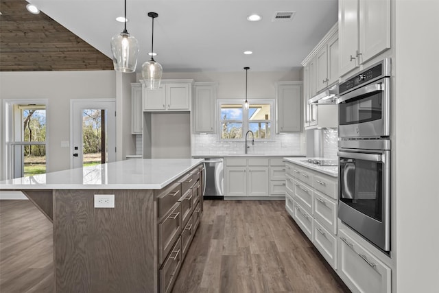 595 Fm 2968, Grapeland, TX 75844 - kitchen featuring a sink, stainless steel appliances, decorative backsplash, recessed lighting, and dark wood-type flooring