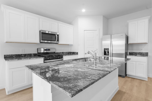 405 Amy St, Angleton, TX 77515 - kitchen featuring stainless steel appliances, a sink, light wood-style flooring, white cabinetry, and recessed lighting