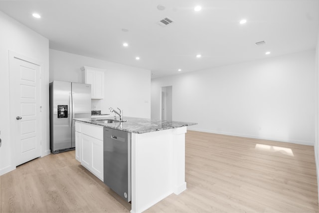 405 Amy St, Angleton, TX 77515 - kitchen featuring stainless steel appliances, a sink, a kitchen island with sink, light wood-style flooring, and white cabinetry